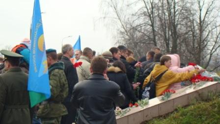 Возложение цветов к памятнику воинам, погибшим в локальных войнах
